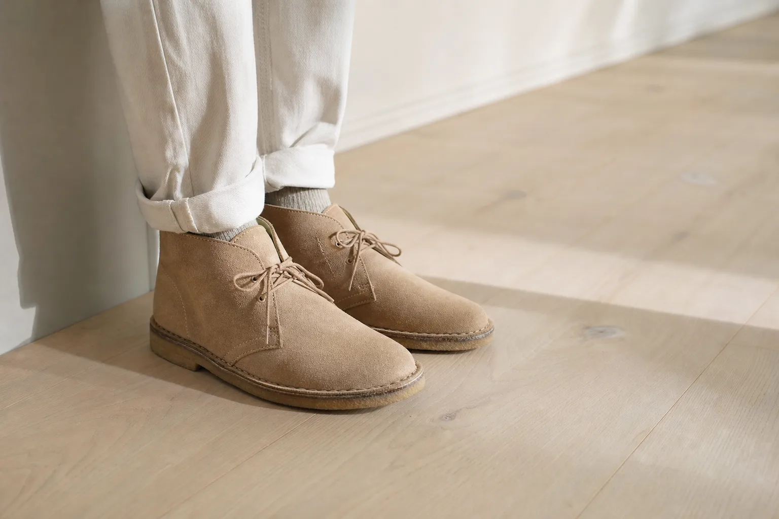 Ett par ljusbruna desert boots i mocka med crepesula och två snörhål
